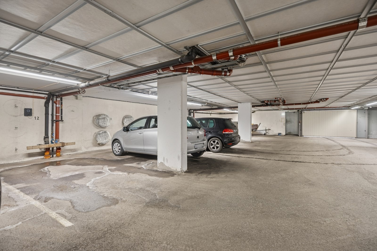 Romslig garasjeplass med lader til elbil - heis opp til leilighetsplan Galleribilde