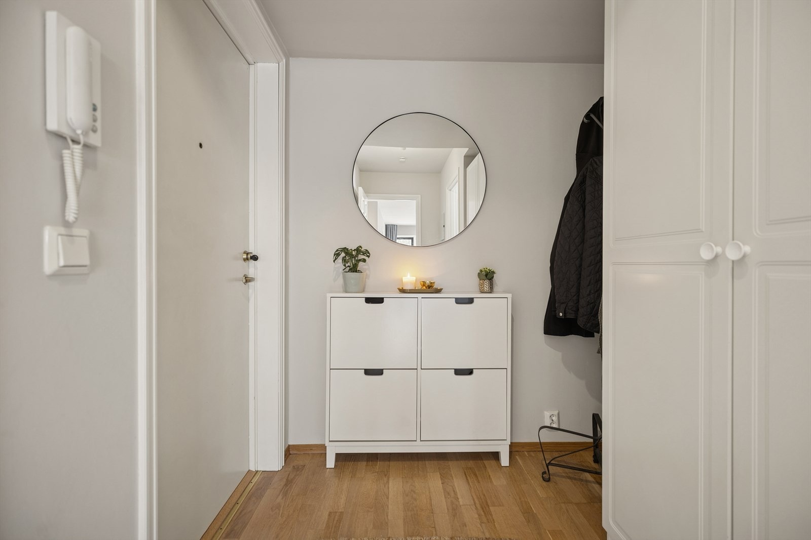 Romslig entré med god plass til ulike garderobeløsninger Galleribilde