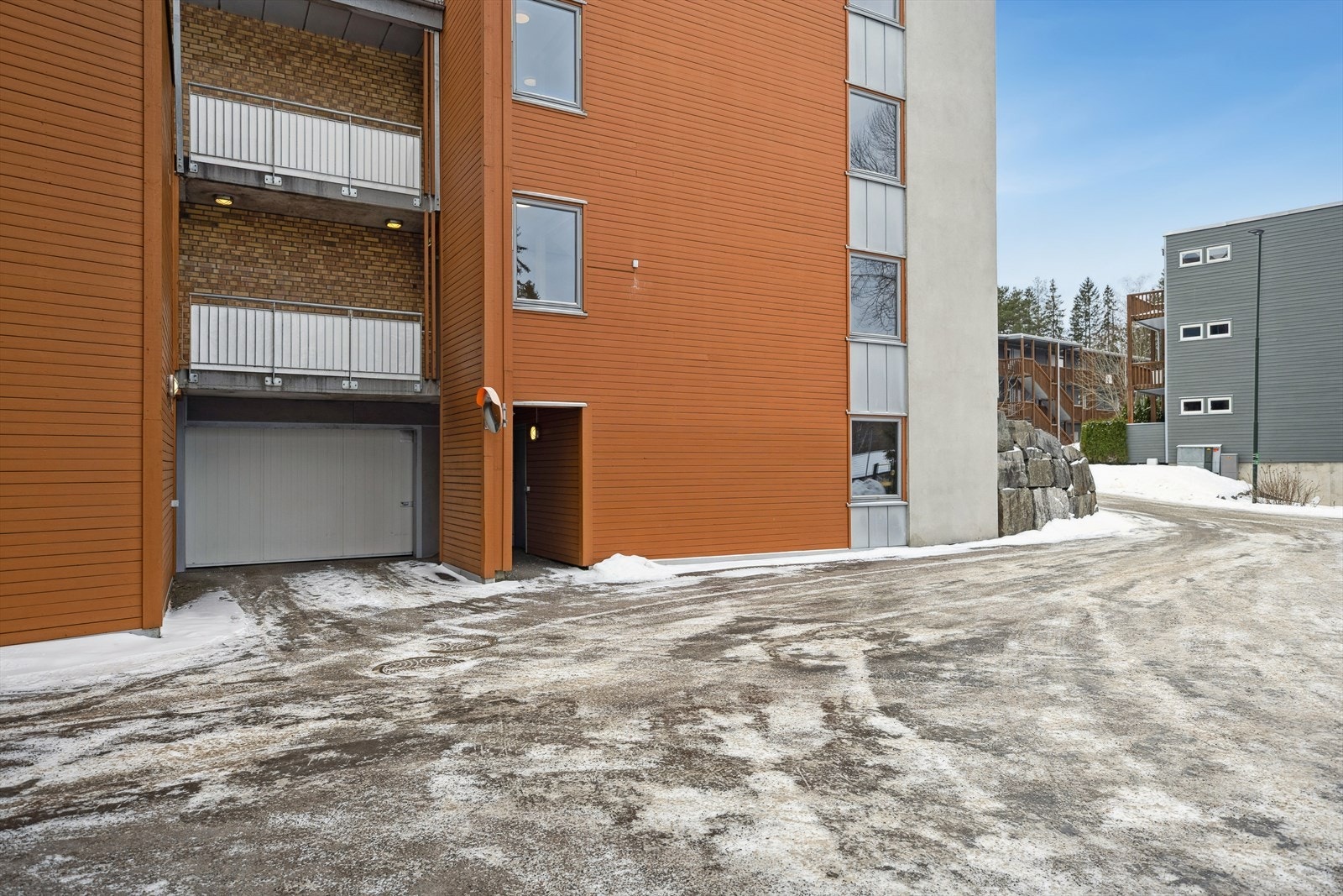 Innkjøring til garasjeanlegg Galleribilde