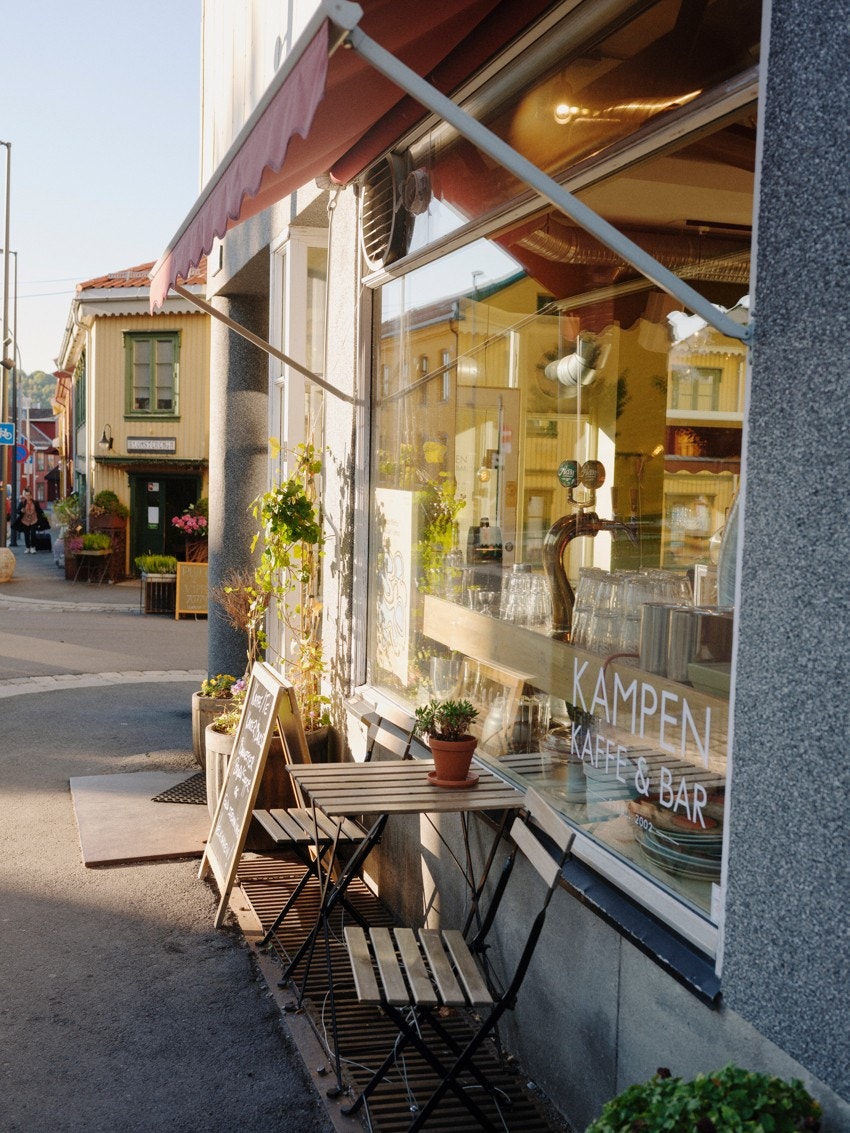 I nærområdet finner du mange hyggelige kafeer og spisesteder. Her Kampen kaffe og bar. Galleribilde