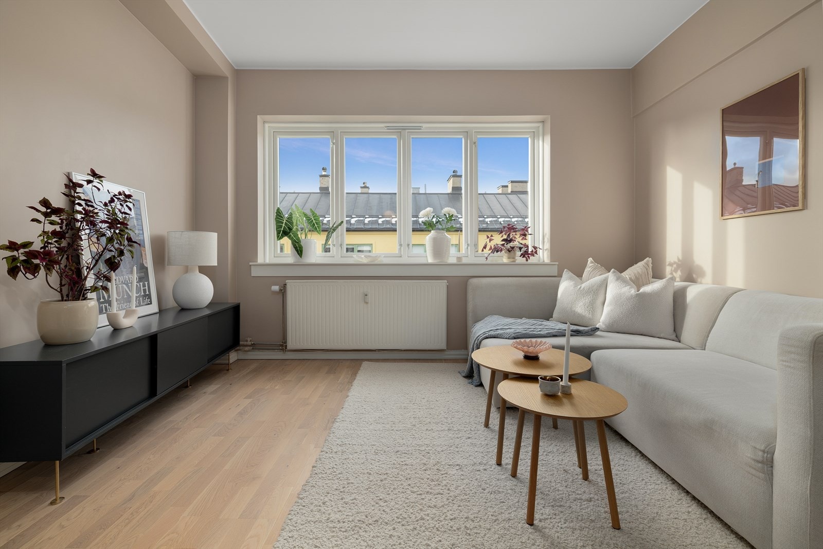 Dempede fargetoner og en gjennomgående, luftig planløsning er beskrivende for denne leiligheten. Galleribilde