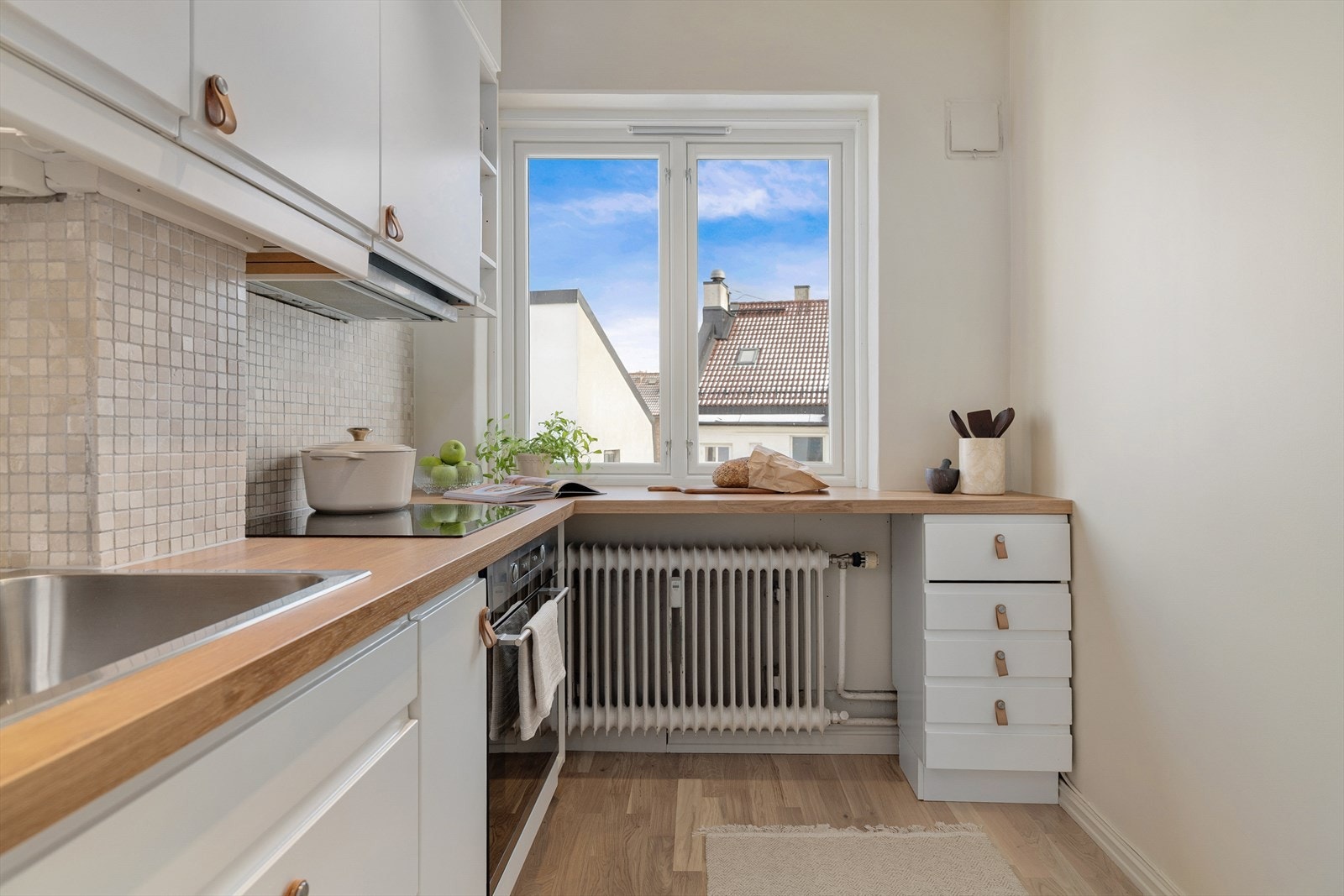 Kjøkkeninnredningen fra IKEA ble innstallert i 2013 og er både innholdsrik og veldisponert. Benkeplate, oppvaskkum, ny oppvaskmaskin og blandebatteri ble byttet/innstallert i 2023 av Montera. Galleribilde