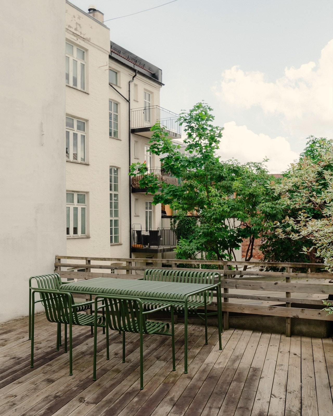 Plattingen har moderne utemøbler plassert i ulike soner. Her har du sol fra tidlig formiddag til ettermiddag. Galleribilde