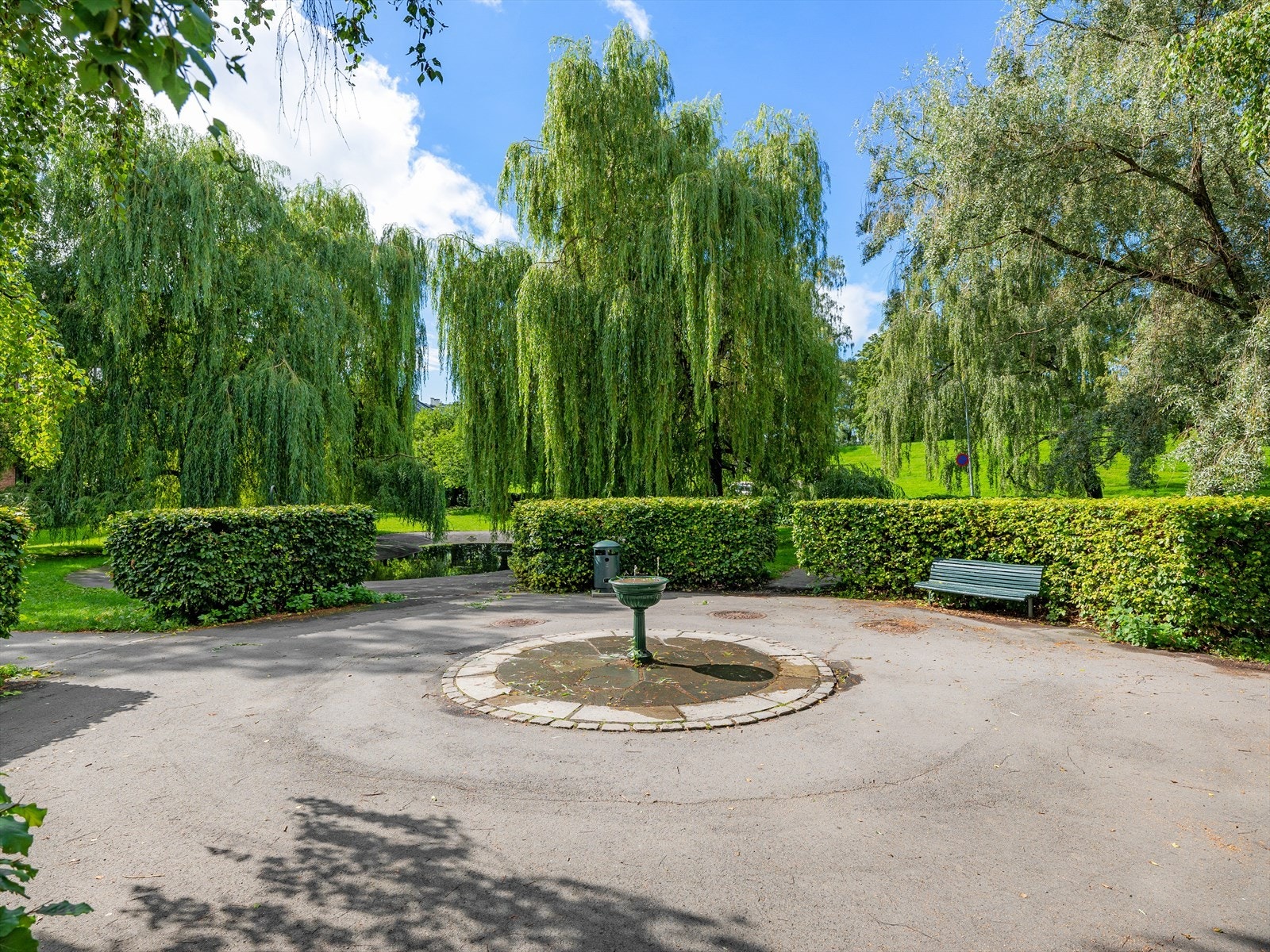 Det beste med Kampen er også at det er by og grønt i ett. Man føler ikke man bor i sentrum, men er koblet til alle baner (to t-baner innen 6 min gangavstand til nesten alle linjer) + buss, tog 5-10 min gangavstand. Galleribilde