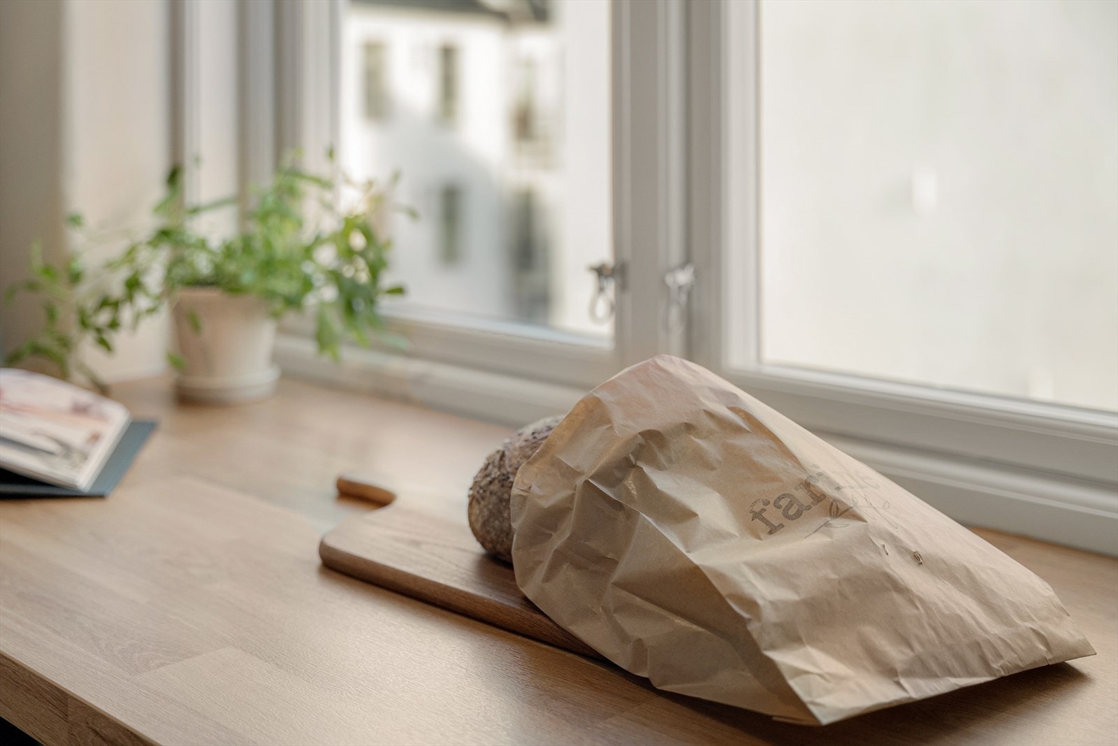 De fleste av oss elsker den deilige duften av nybakt brød. På Kampen kan du kjøpe ferske surdeigsbrød hos Farine som ligger en liten rusletur unna! Galleribilde