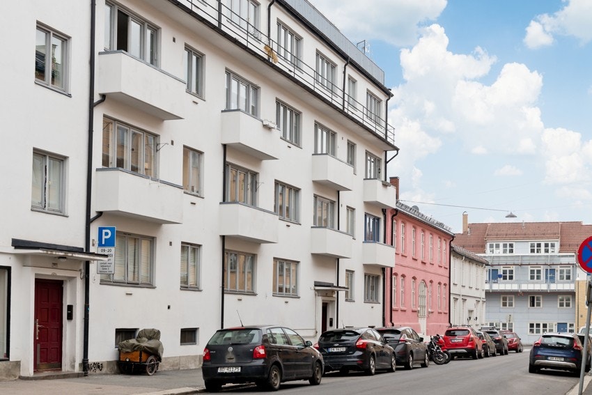 Leiligheten vi nå selger ligger i en flott funkisgård fra 1936 i en rolig gate på Kampen. Galleribilde