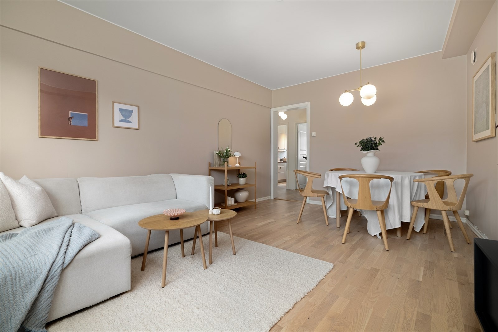 Den store gulvflaten tillater mange ulike møblering/innredningsløsninger. Du kan innrede med et rektangulært eller rundt bord. Velger du et rundt spisebord skaper dette en inkluderende atmosfære rundt bordet fordi ingen havner langt unna på den ene enden. Galleribilde