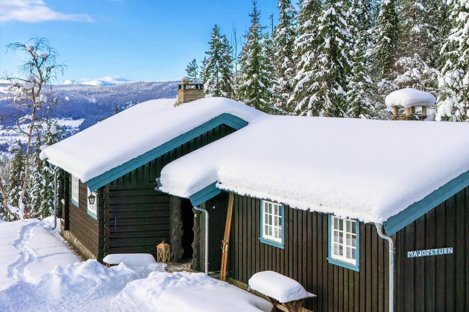 Området er kjent for sin rolige og fredelige atmosfære, med flott utsikt over dalen og fjellene i bakgrunnen. Galleribilde