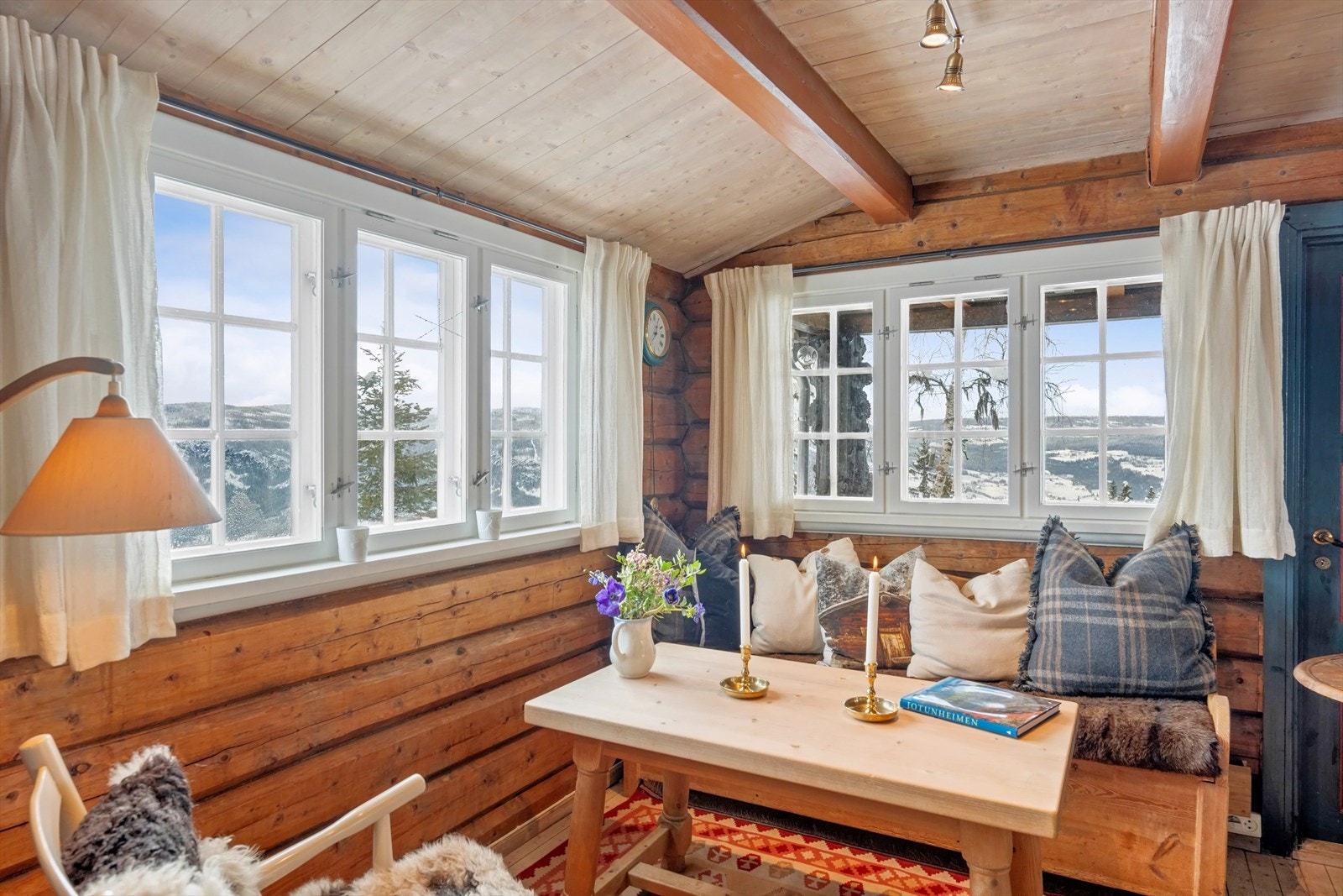 Flere vindusflater som gjør rommet lyst samtidig som det ivaretar den flotte utsiken. Galleribilde