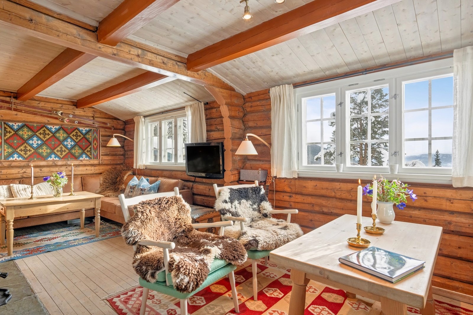 Det lyset taket gjør stuen mer luftig og skaper en god og lett atmosfære. Galleribilde