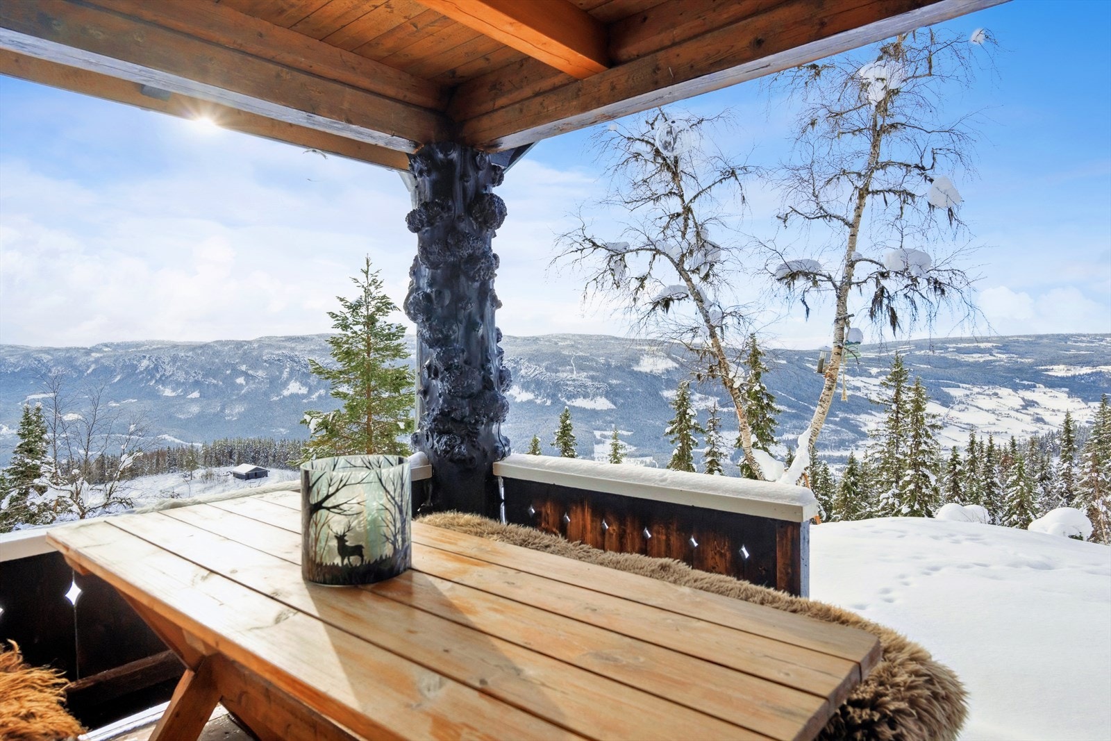 Overbygget veranda på ca. 7 kvm med utgang fra stuen med flott utsikt mot fjellandskap gir en naturskjønn opplevelse. Galleribilde