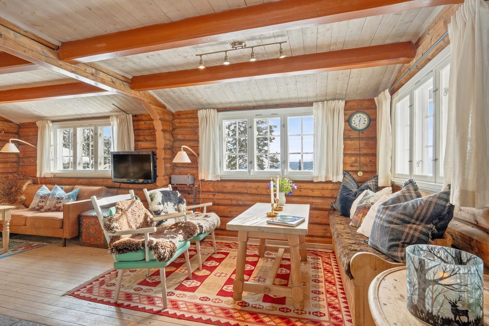 I tillegg til åpen peis har stuen også Ulefoss vedovn som gir god varme på ekstra kalde dager. Galleribilde