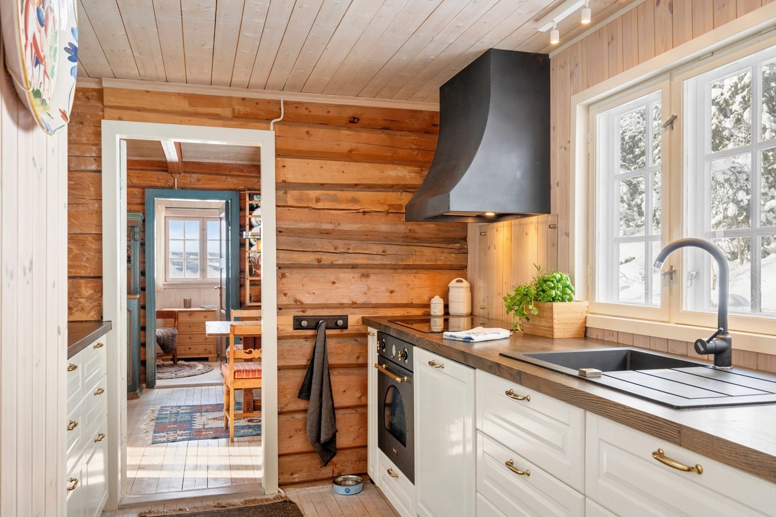 Kjøkkenet er utstyrt med integrerte hvitevarer som medfølger handelen og en kjøkkenventilator med avtrekk ut. Galleribilde