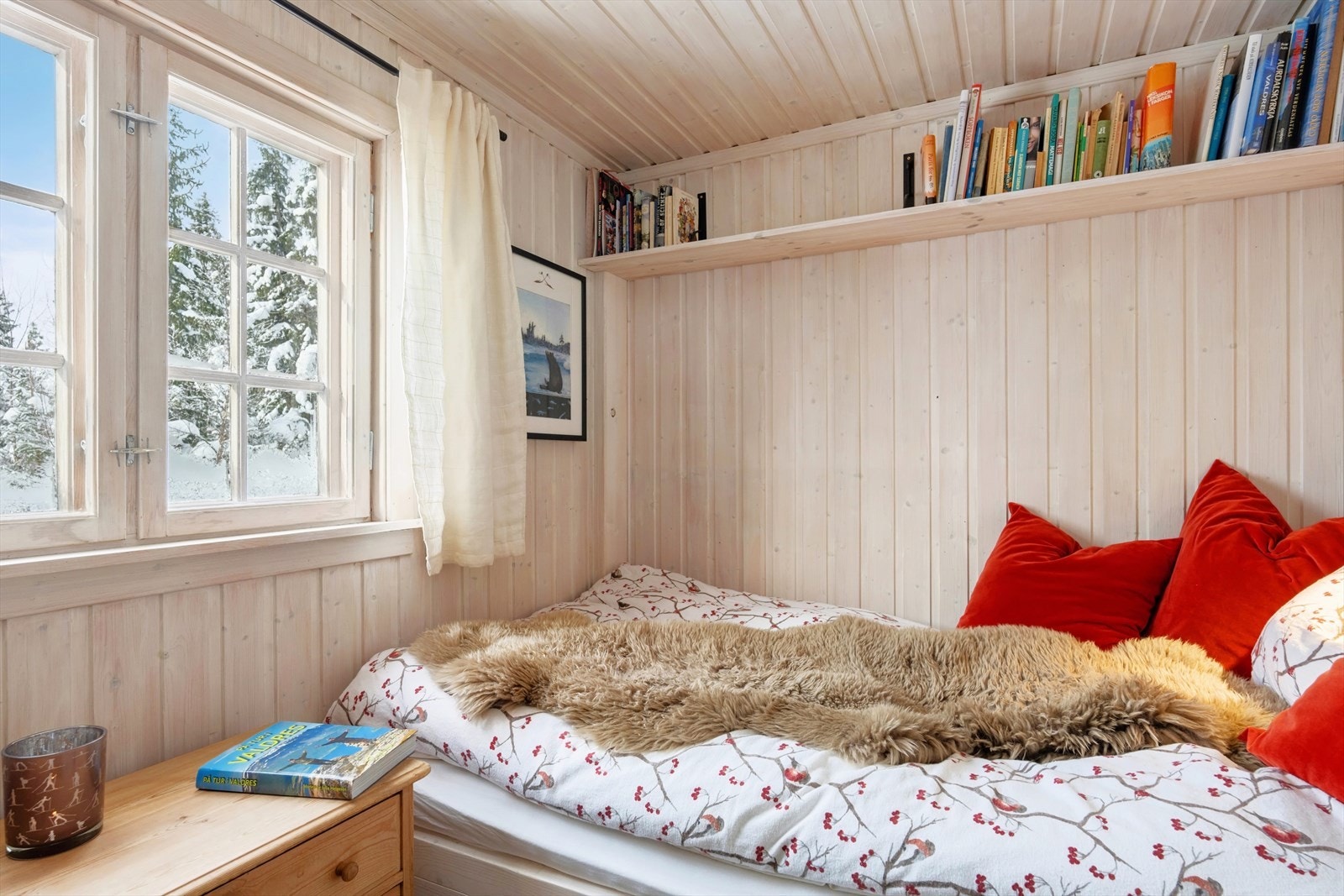 Soverom i opprinnelig del med seng og oppbevaringsmøbel. Galleribilde