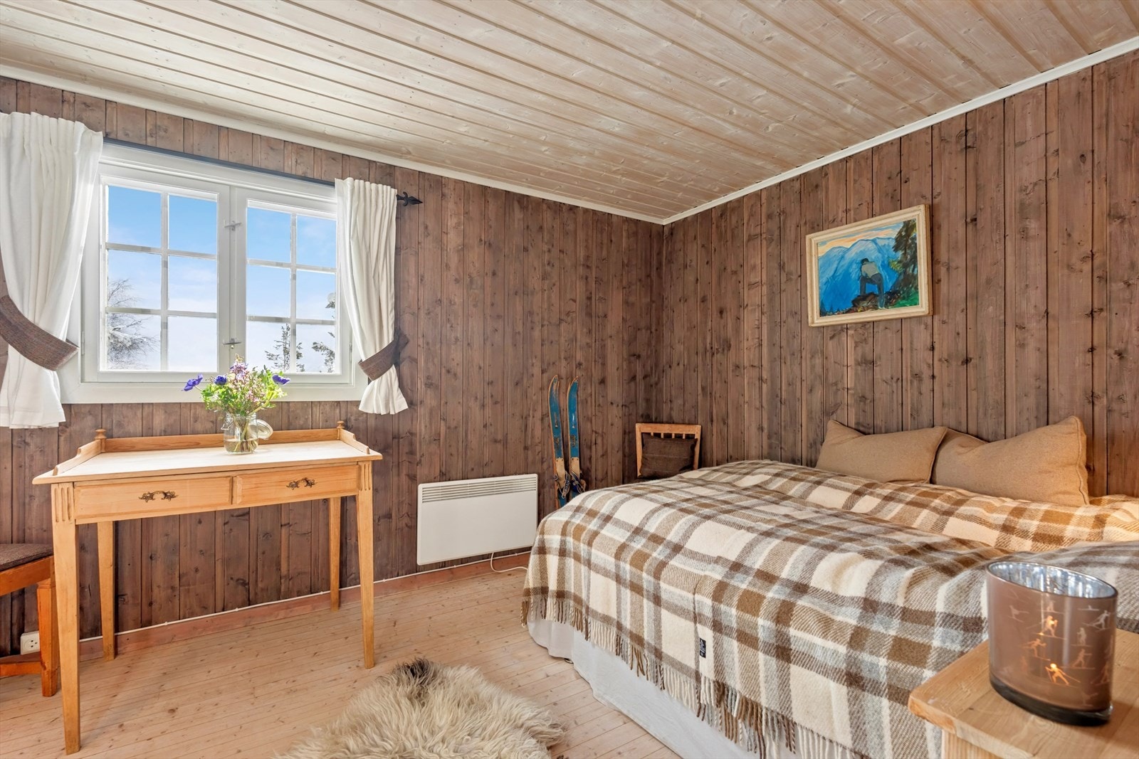 Det er til sammen 4 soverom i hytten. Med god plass til senger og oppbevaringsmøbel. To av soverommene er utstyrt med vedovn. Galleribilde