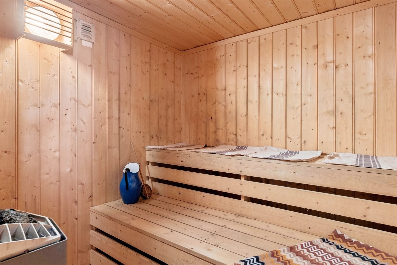 Badstuen er utstyrt med trebenker og elektrisk ovn for avslappende stunder. Galleribilde