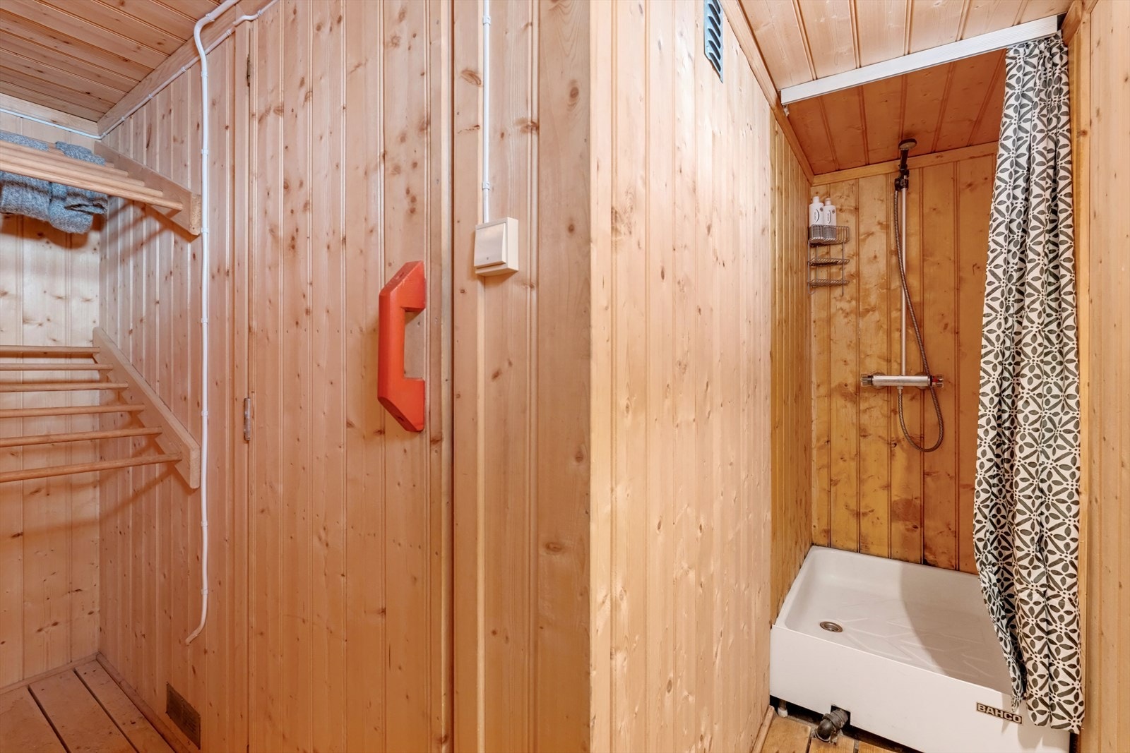 I kjelleren er det etablert et rom med badstue og dusj nisje fra 2006. Galleribilde