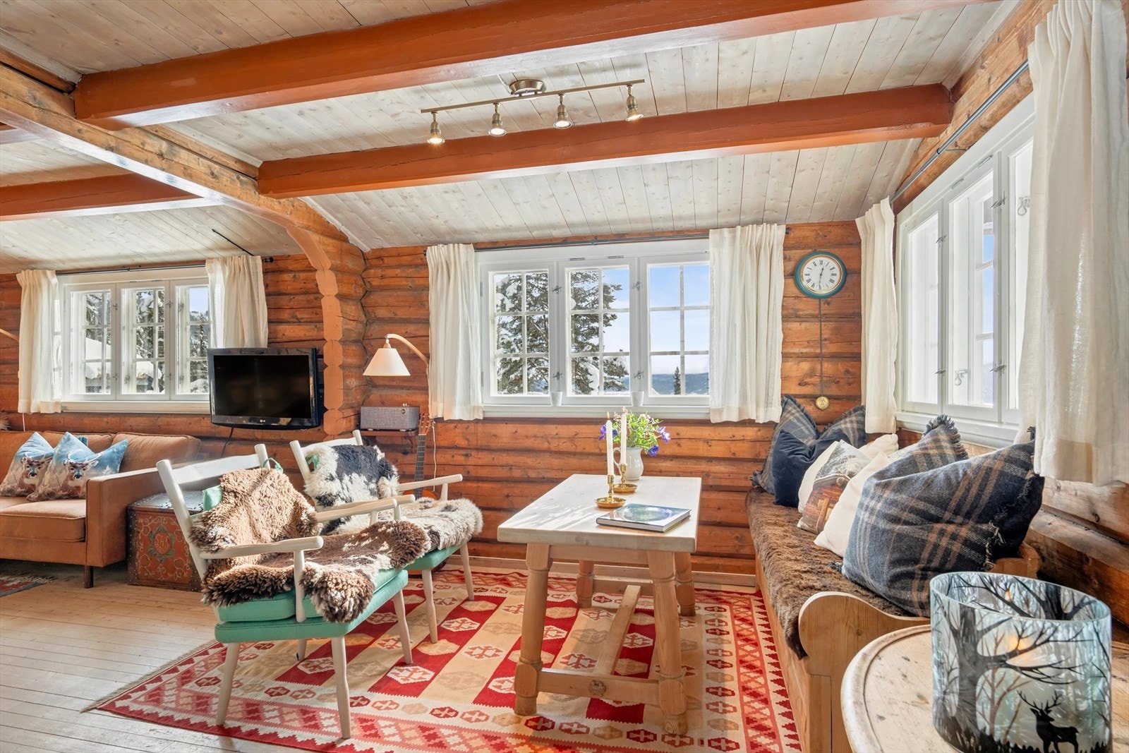 Sitteplasser ved vinduet gir en lun krok for avslapning og hyggelige spillkvelder. Galleribilde