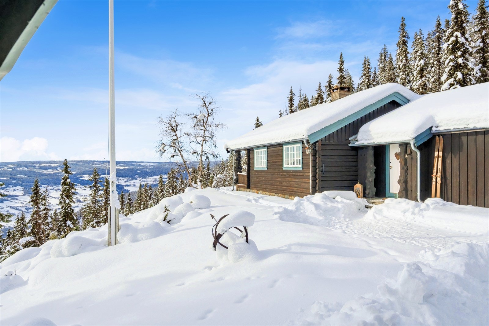 Hytten ligger idyllisk til med vakker utsikt mot dalen og skogkledde åser. Fritidseiendommen ligger på ca. 765 moh. og har umiddelbar nærhet til flotte tur- og friluftsområder med flere vann og fjelltopper. Galleribilde