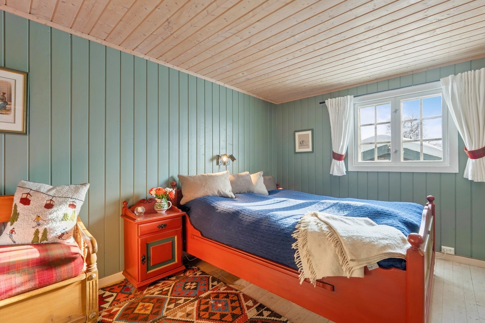 Romslig soverom utstyrt med vedovn skap for oppbevaring. Galleribilde