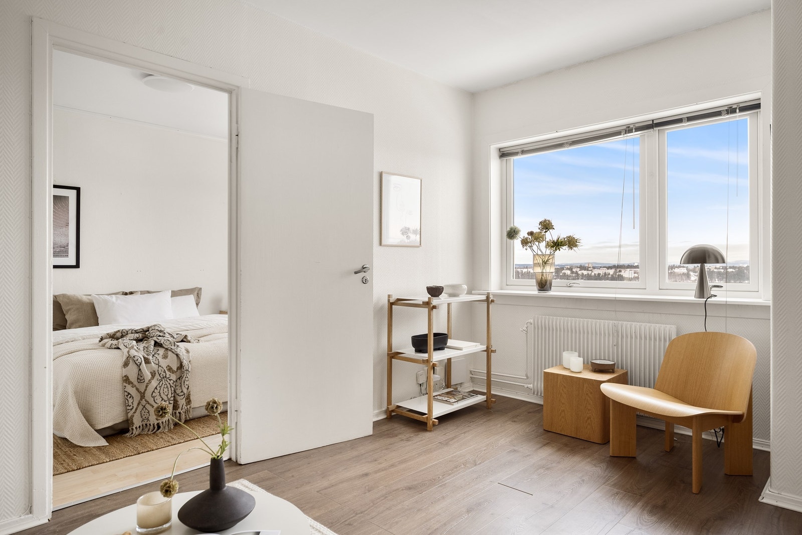 Oppvarming skjer via radiatorer, og varmtvann og fyring er inkludert i felleskostnadene. Galleribilde