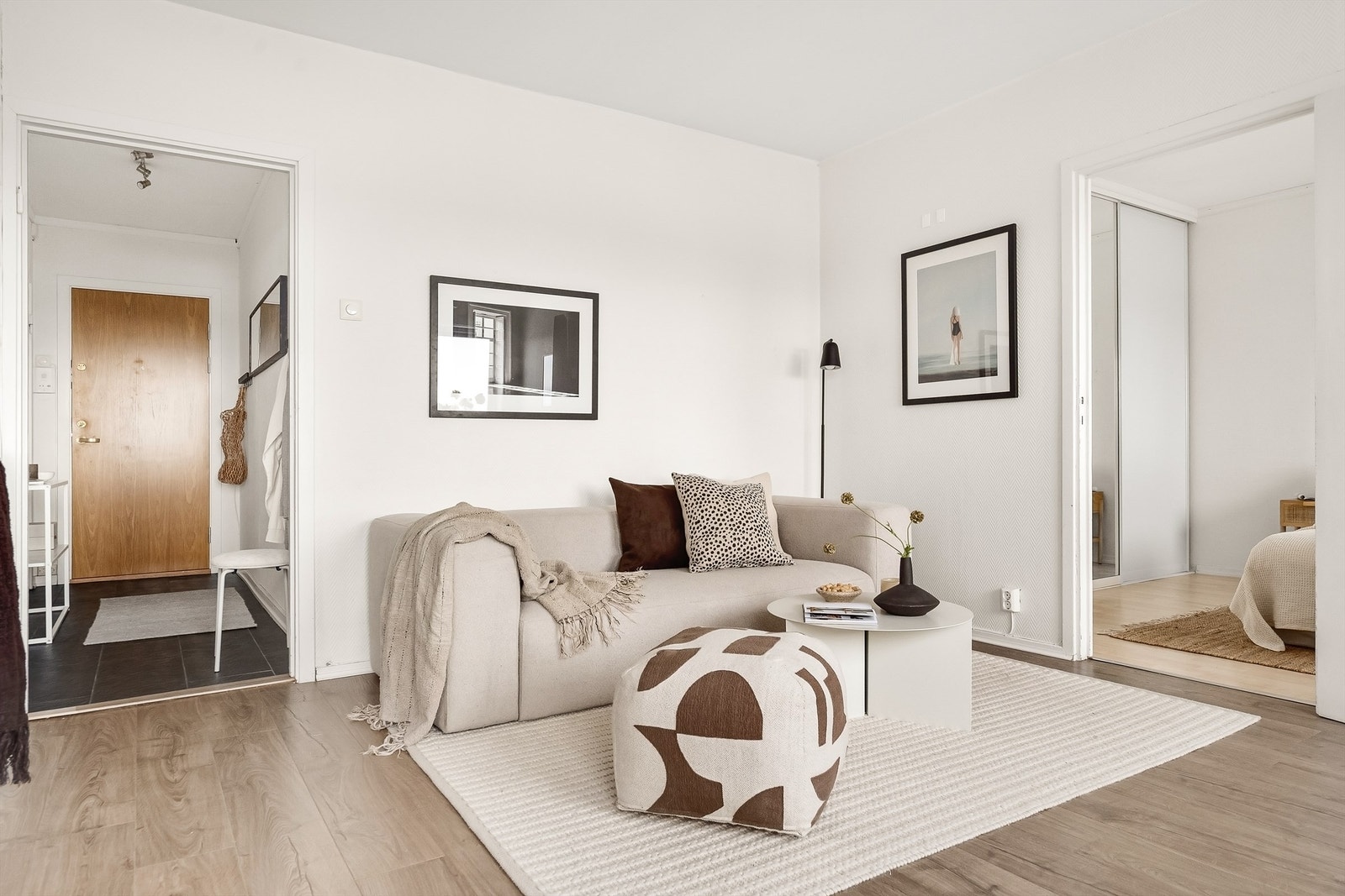 Stuen er lett å møblere med plass til både sofagruppe og øvrig innredning. Galleribilde