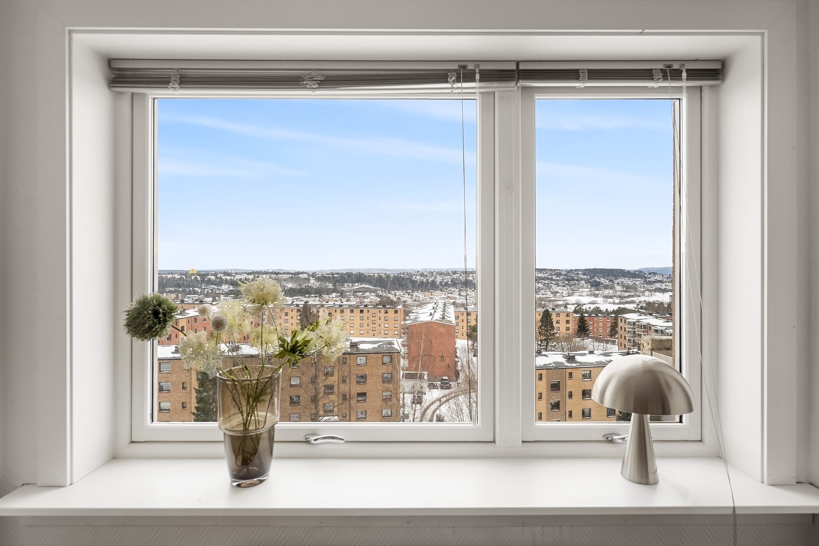 Utsikten kan nytes fra alle oppholdsrom. Galleribilde