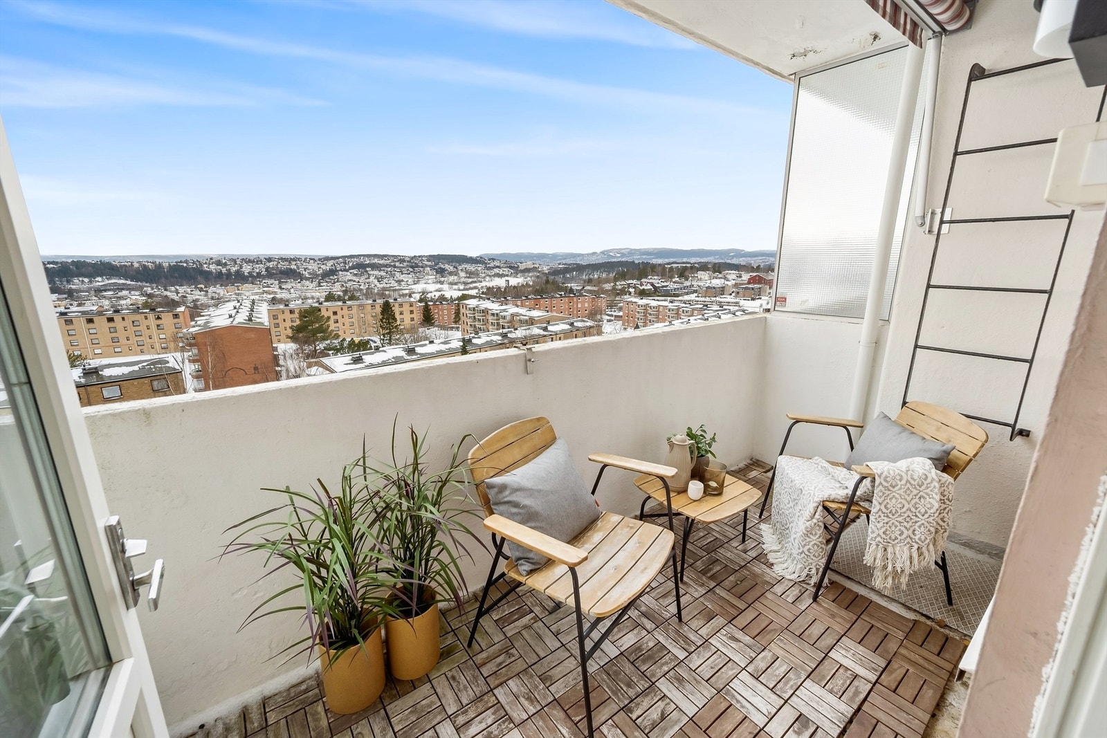 Vestvendt balkong på 5 kvm med nydelig, vidstrakt utsikt og fine solforhold.
Foto: Martine Eren Jacobsen. Galleribilde