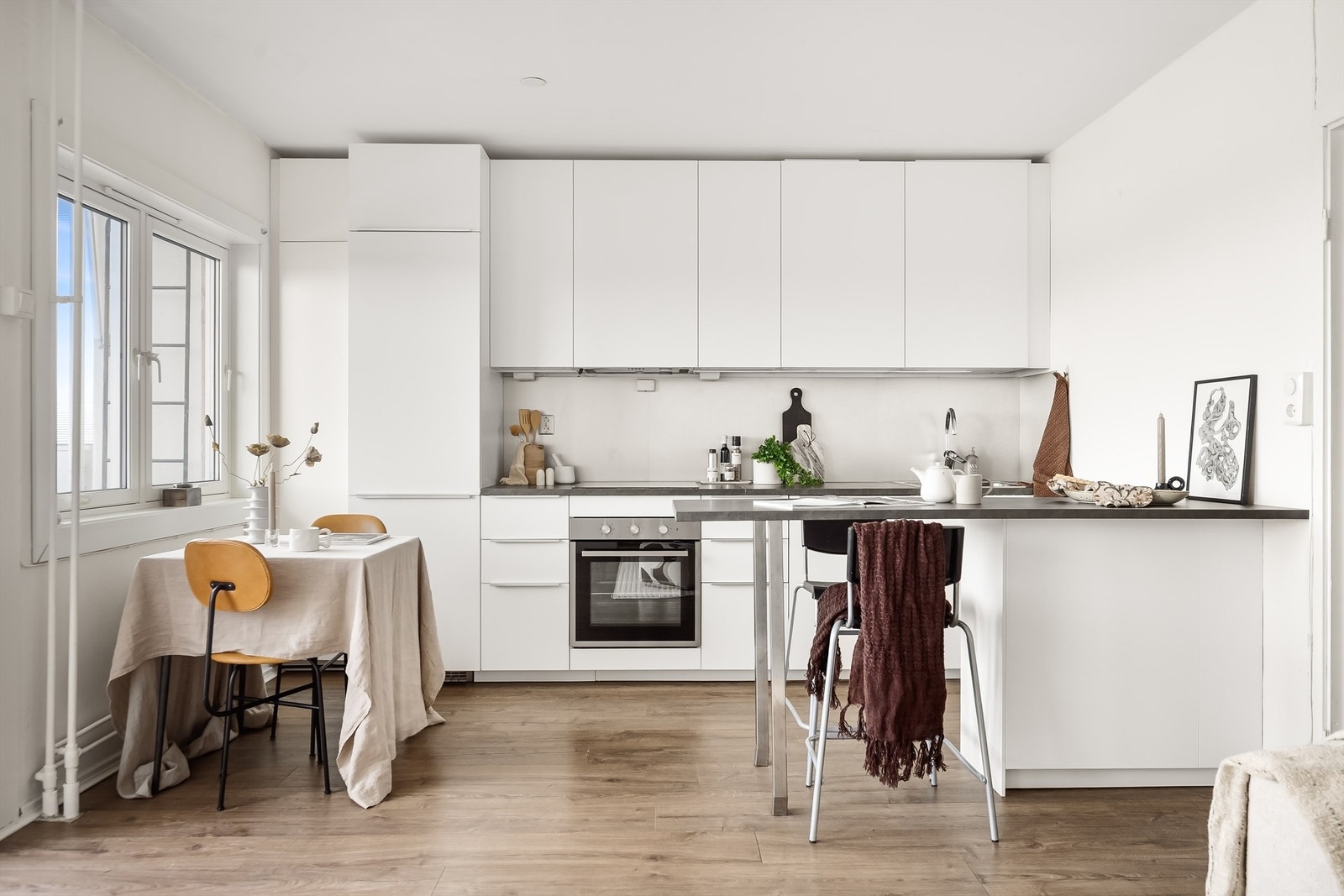 Godt med skap- og benkeplass gjør kjøkkenet funksjonelt. Galleribilde