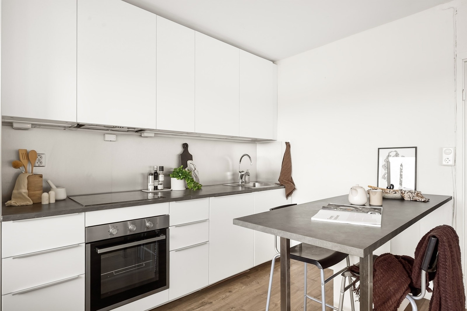 Kjøkkenet er utstyrt med integrert komfyr, platetopp, oppvaskmaskin og kjøl/frys. Galleribilde