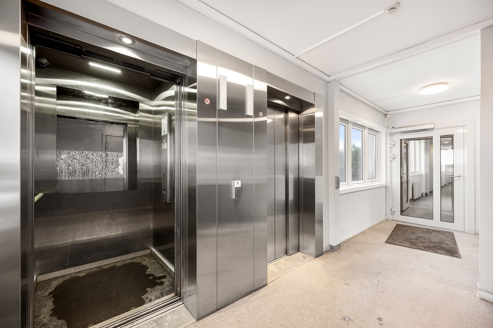 Adkomst til 8. etasje via to romslige heiser fra ca. 2014. Galleribilde