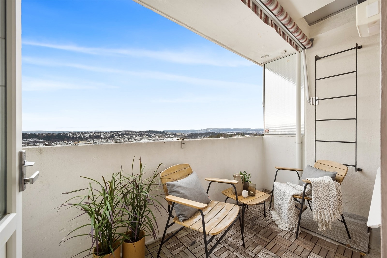 Balkongen er belagt med trefliser og har markise. Galleribilde