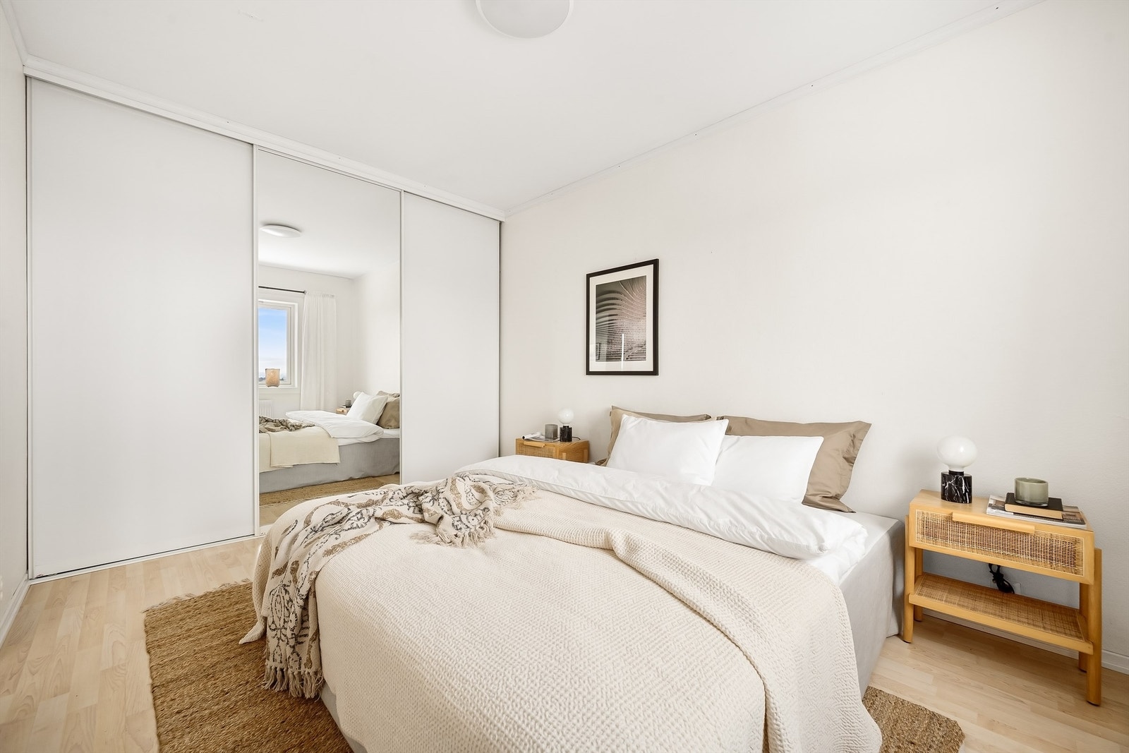 Rommet er romslig og har en stor Elfa skyvedørsgarderobe med god oppbevaringsplass. Galleribilde