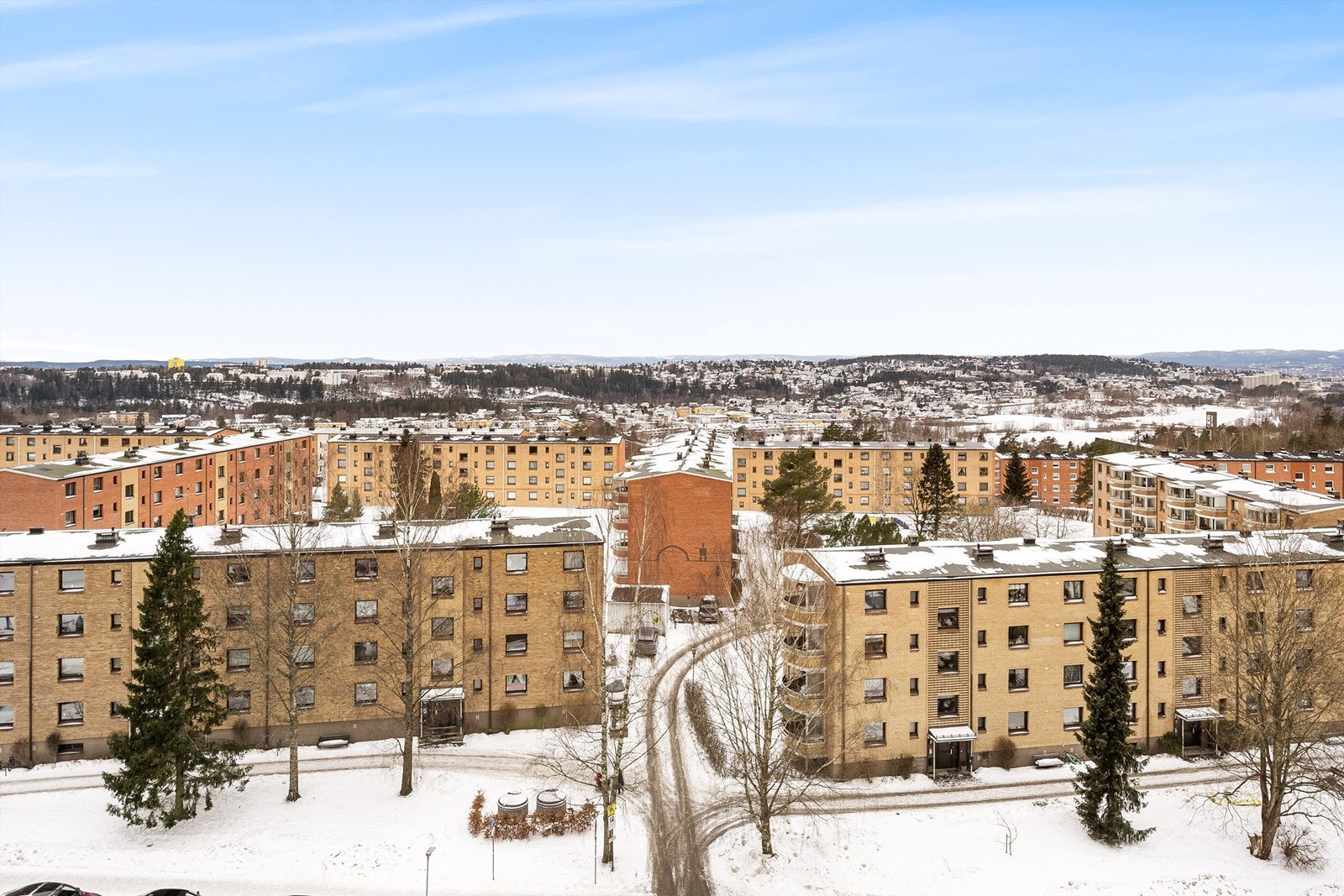 Fra leiligheten er det vidstrakt utsikt over nærområdet, og beliggenheten er ideell med umiddelbar nærhet til Østmarka og Østensjøvannet. Galleribilde