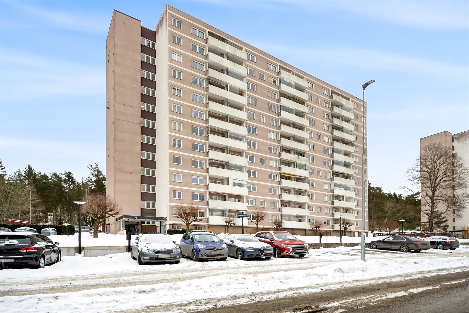 Bygget er fra 1957 og har fasader med pussede og malte flater. Galleribilde