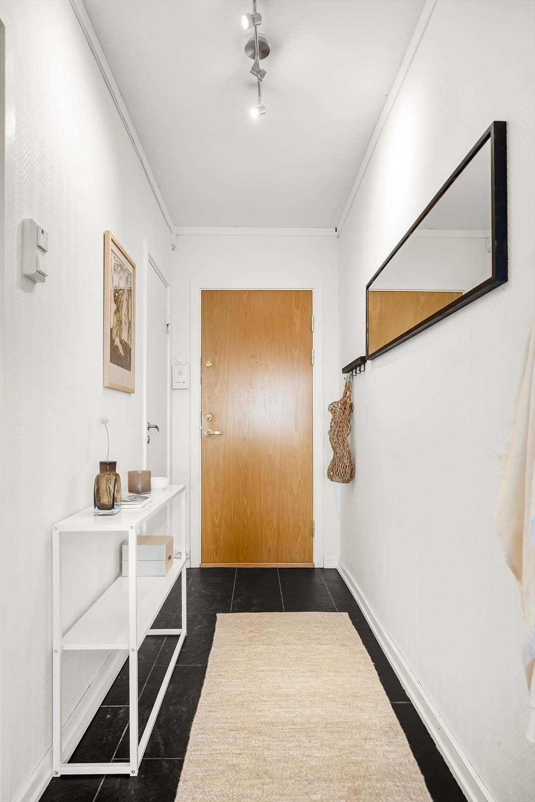 Ytterdøren fra ca. 2008 har sikkerhetslås og er klassifisert for brann (B30) og lyd (35dB). Galleribilde