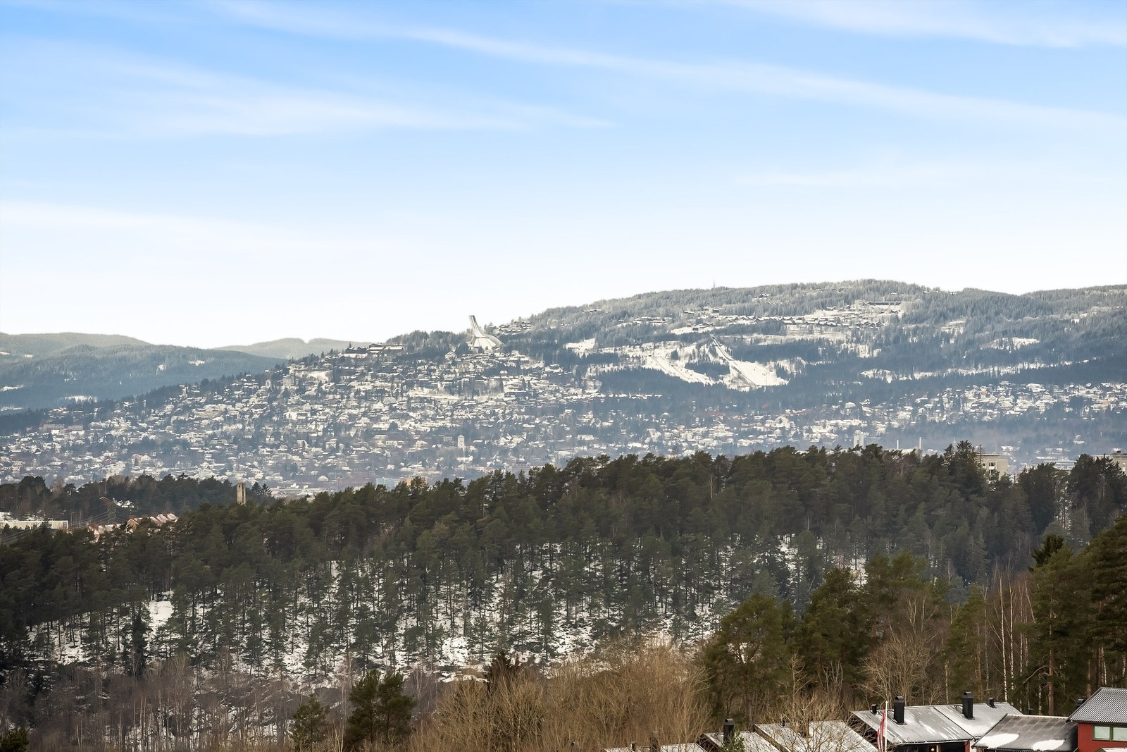 Holmenkollen kan skimtes i det fjerne. Galleribilde