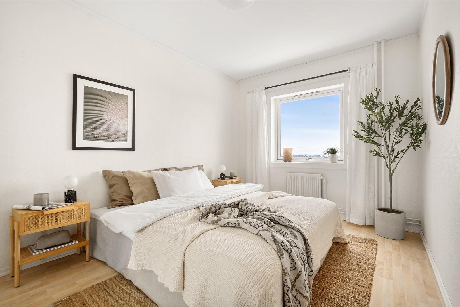 Soverommet har plass til dobbeltseng og nattbord, med laminat på gulvet. Galleribilde