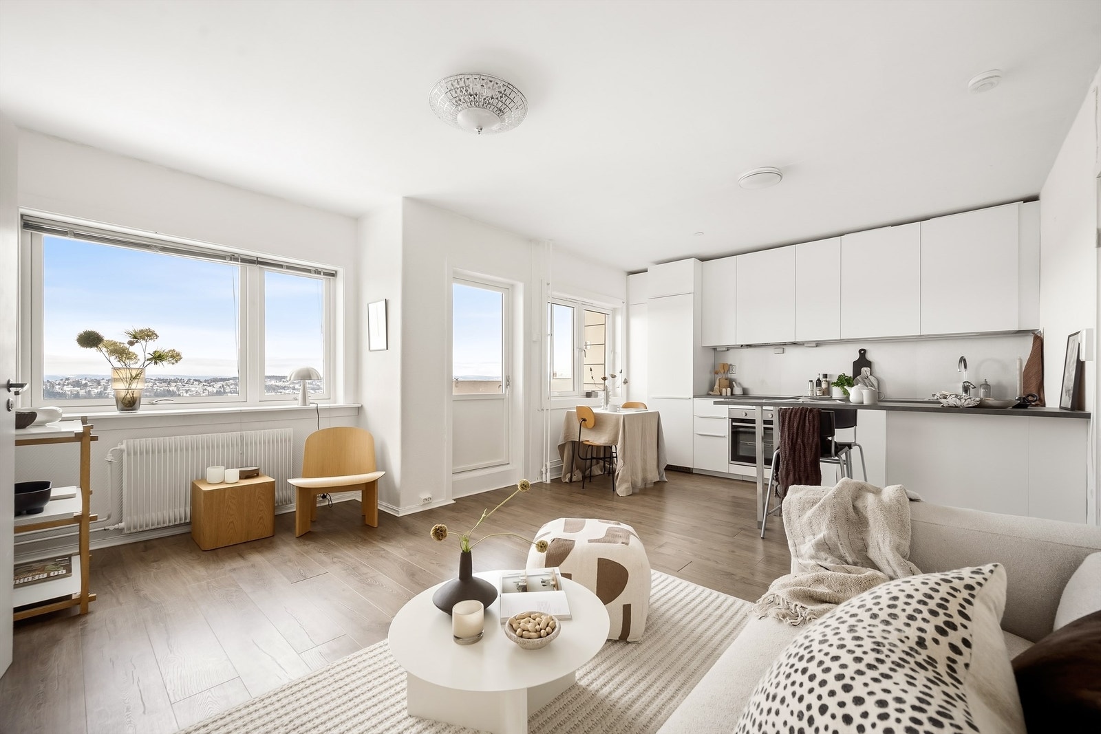 Den åpne løsningen mellom stue og kjøkken skaper en sosial og luftig atmosfære. Galleribilde