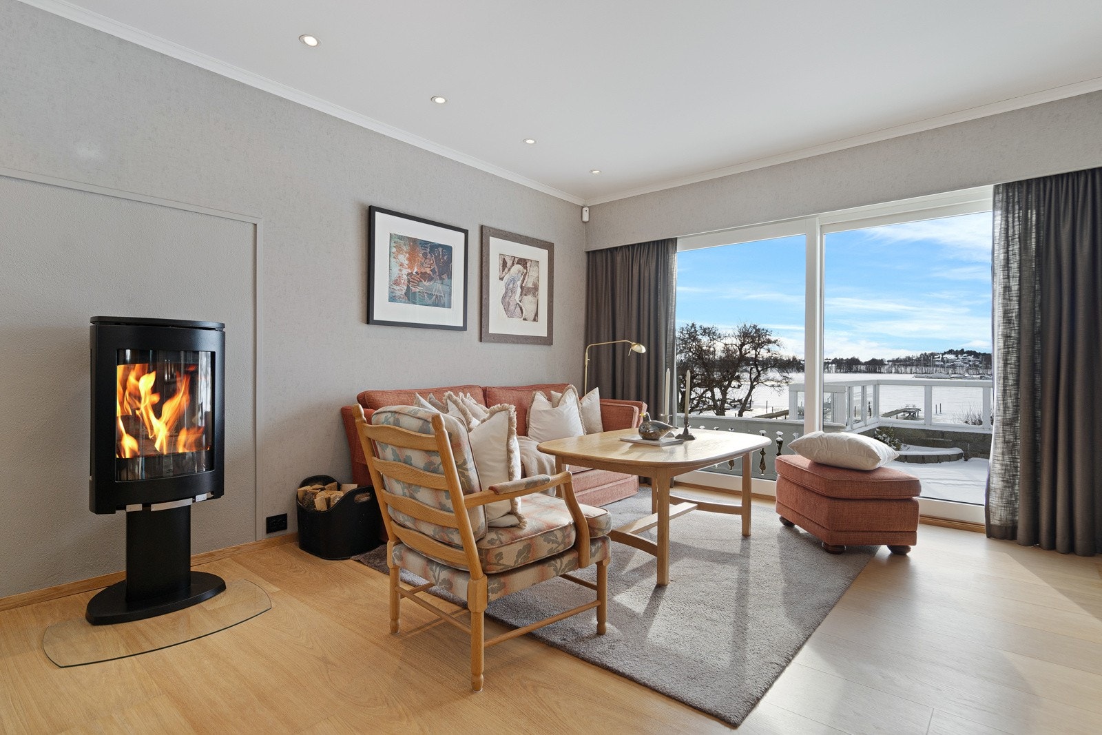 Stue-/kjøkken rom med utgang til hagen og terrasse Galleribilde