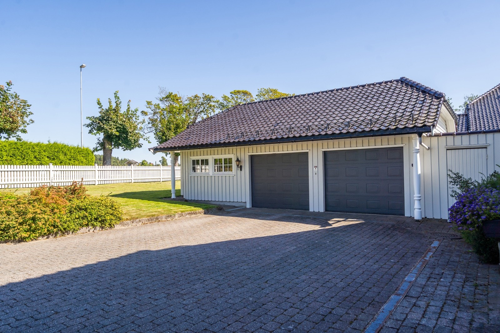 Stor garasje med mye lagringplass Galleribilde