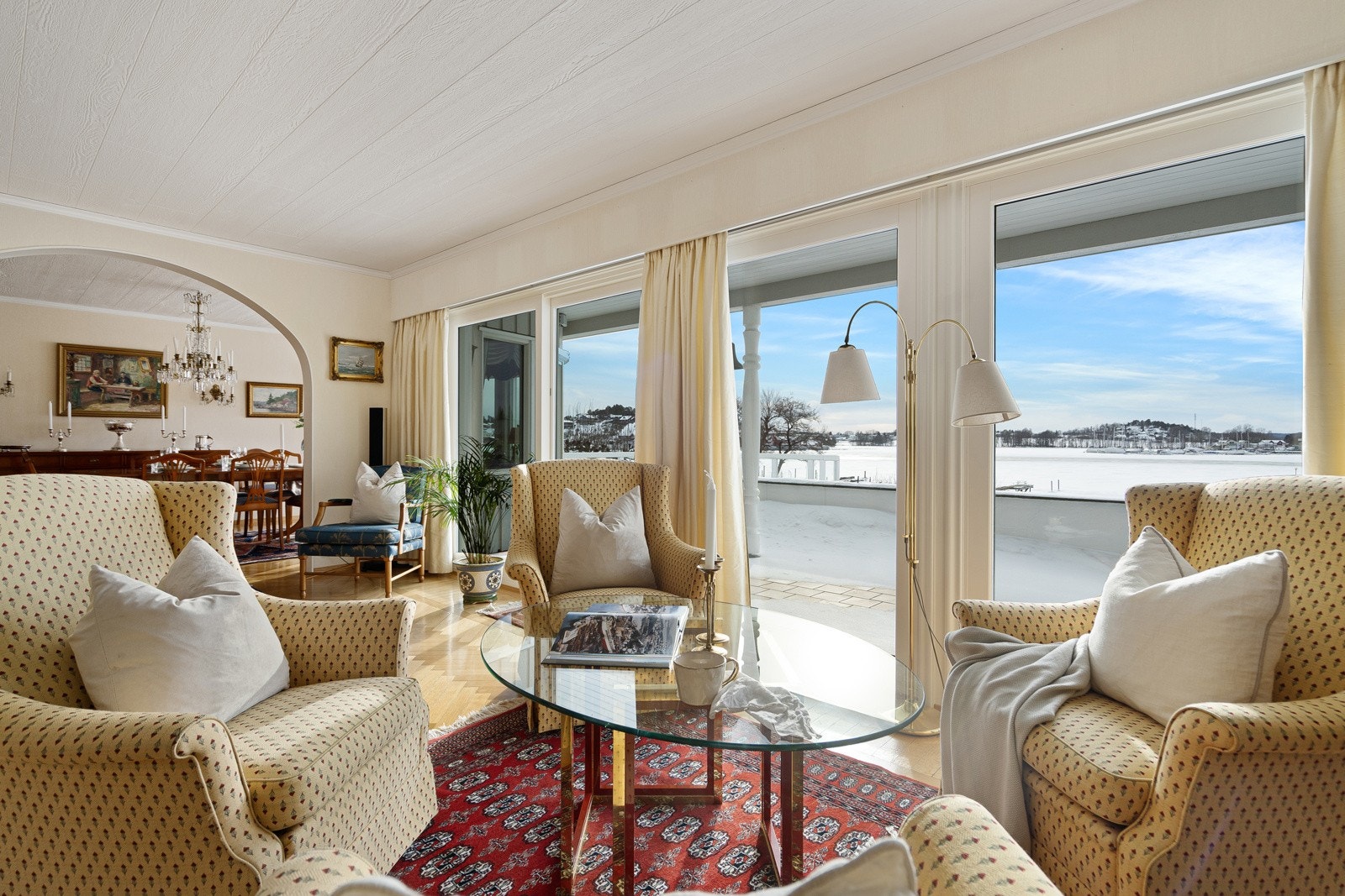 Utgang til solrik utsiktsterrasse Galleribilde