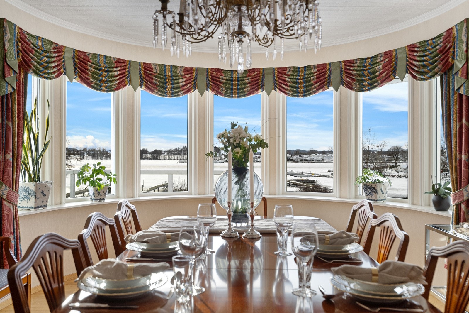 Spisestue med panorama sjøutsikt Galleribilde