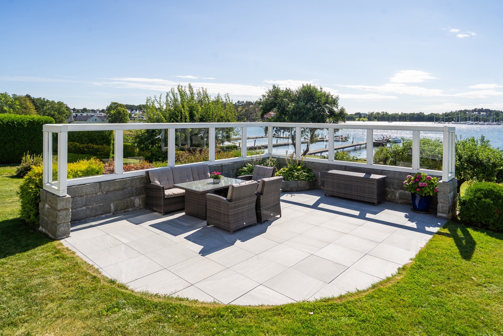 Solrik og lun uteplass med nydelig sjøutsikt Galleribilde