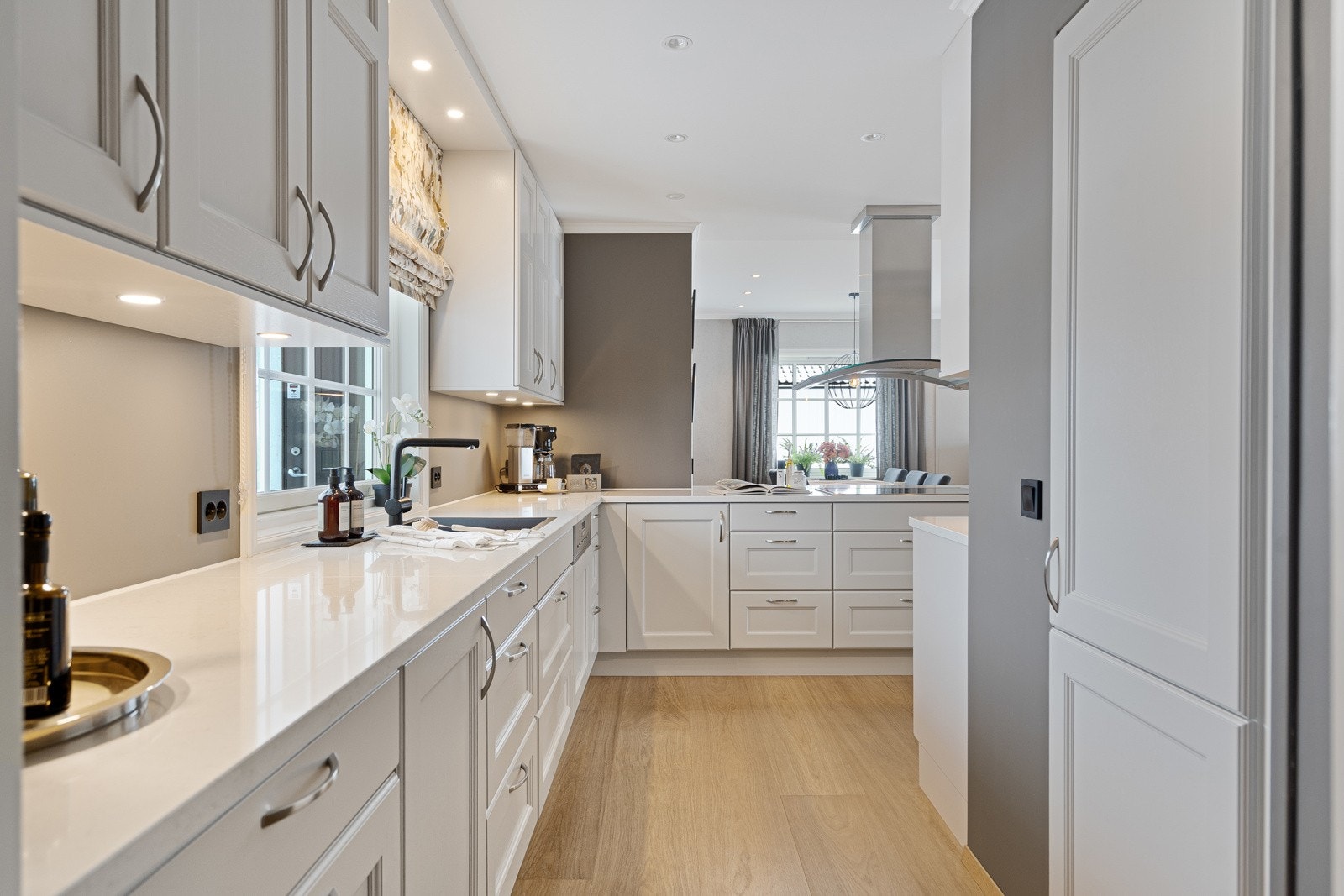 Stenlagt benkplate og stort kjølerom Galleribilde