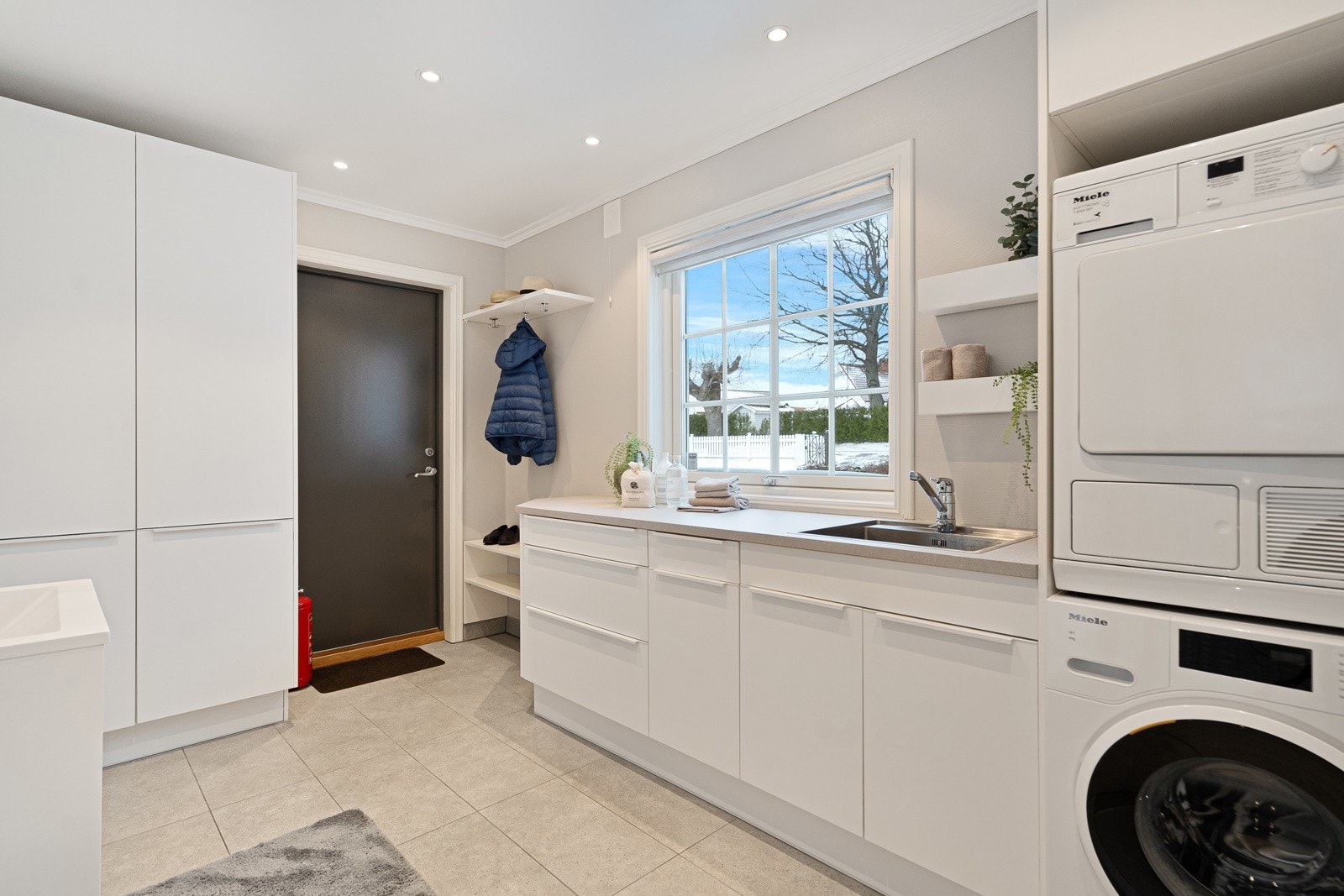 Nyere vaskerom med dusj og toalett Galleribilde