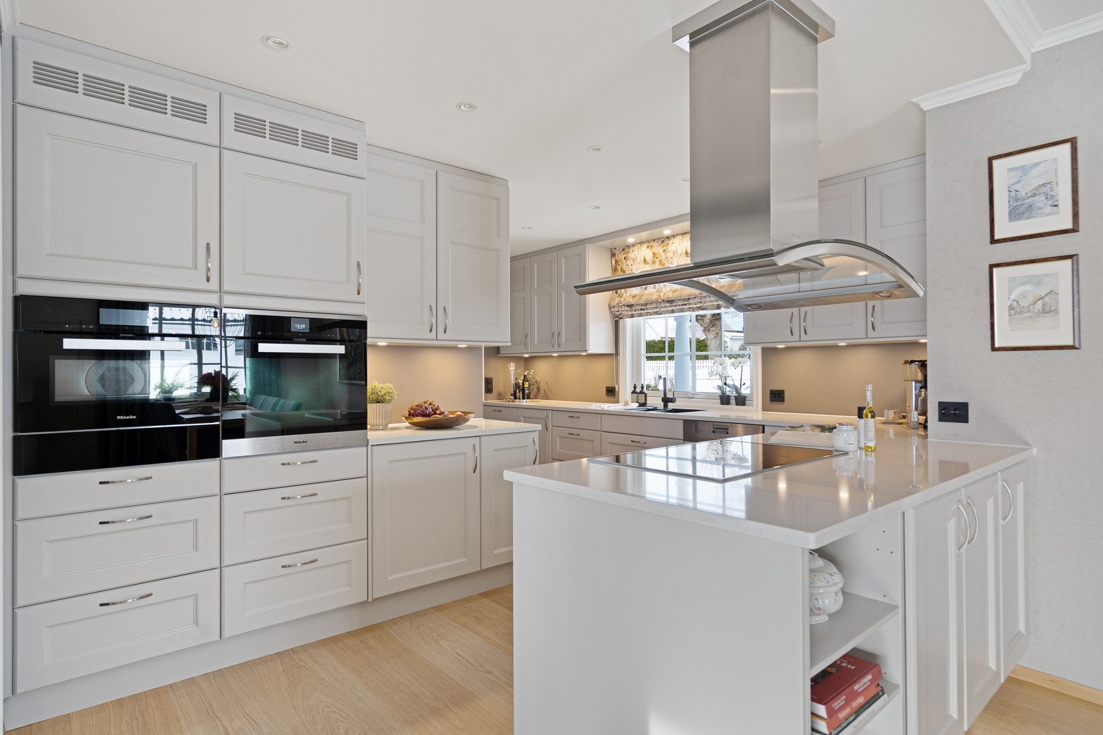 Lekkert Huseby kjøkken med integrerte hvitevarer Galleribilde