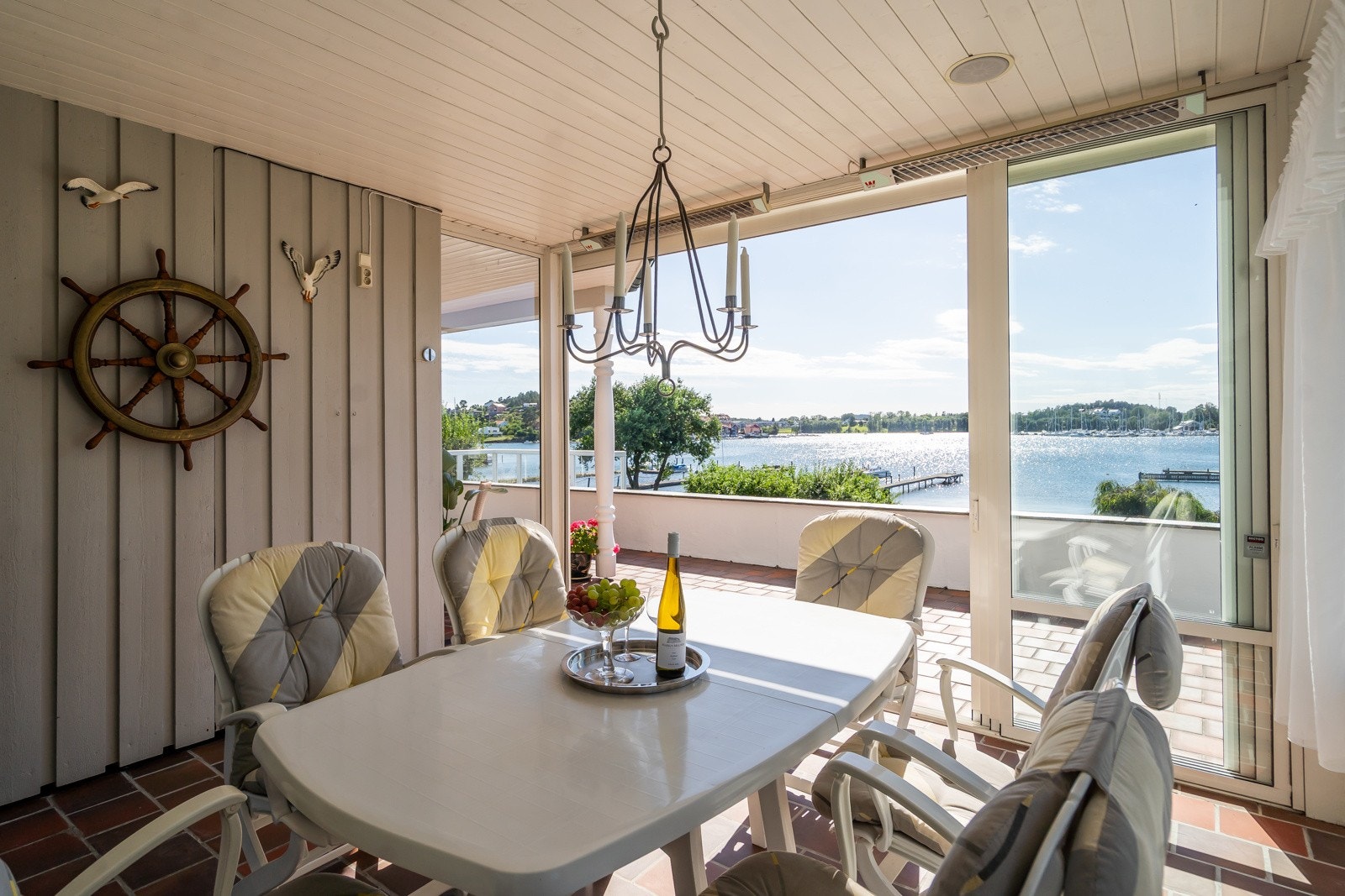 Innglasset utestue gir mulighet for lange sommerkvelder Galleribilde