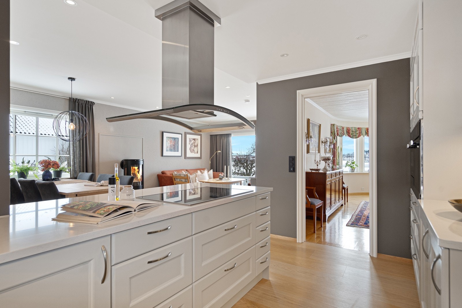 Kjøkkenet fungerer som et stort allrom med utgang til hagen Galleribilde