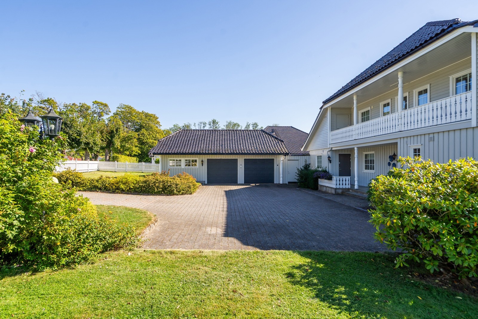 Stort garasjebygg med mye lagringsplass Galleribilde